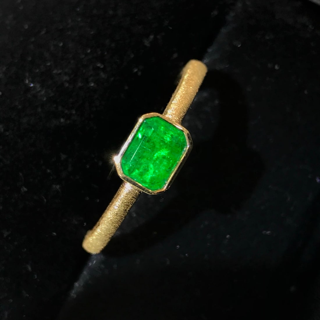 14k Gold 0.57 Ct Vivid Green Natural Emerald Ring - 2