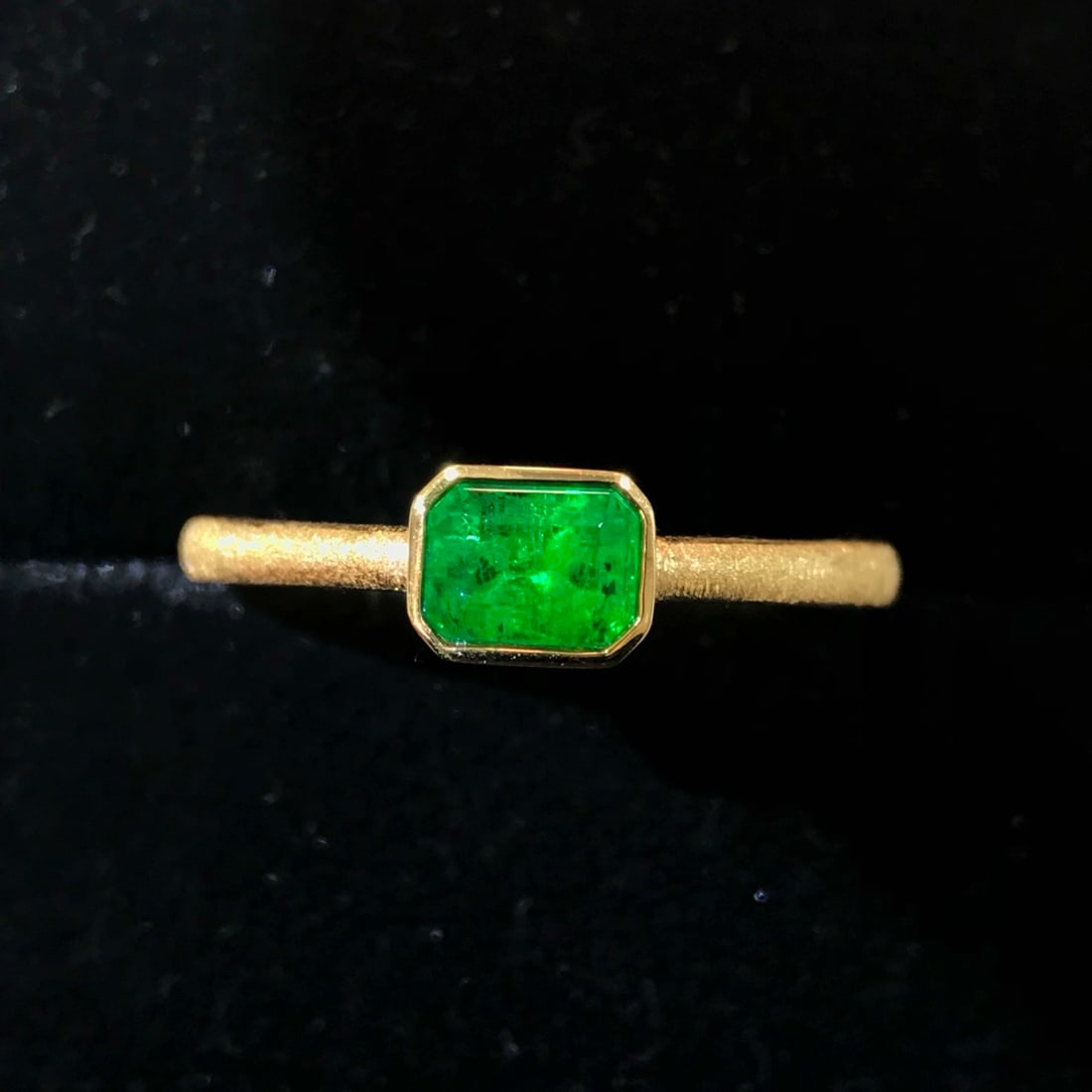 14k Gold 0.57 Ct Vivid Green Natural Emerald Ring - 3