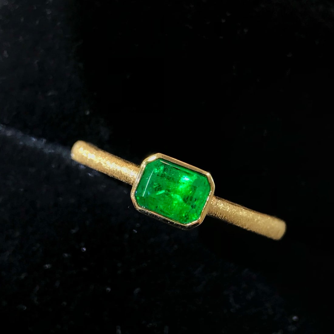 14k Gold 0.57 Ct Vivid Green Natural Emerald Ring - 4