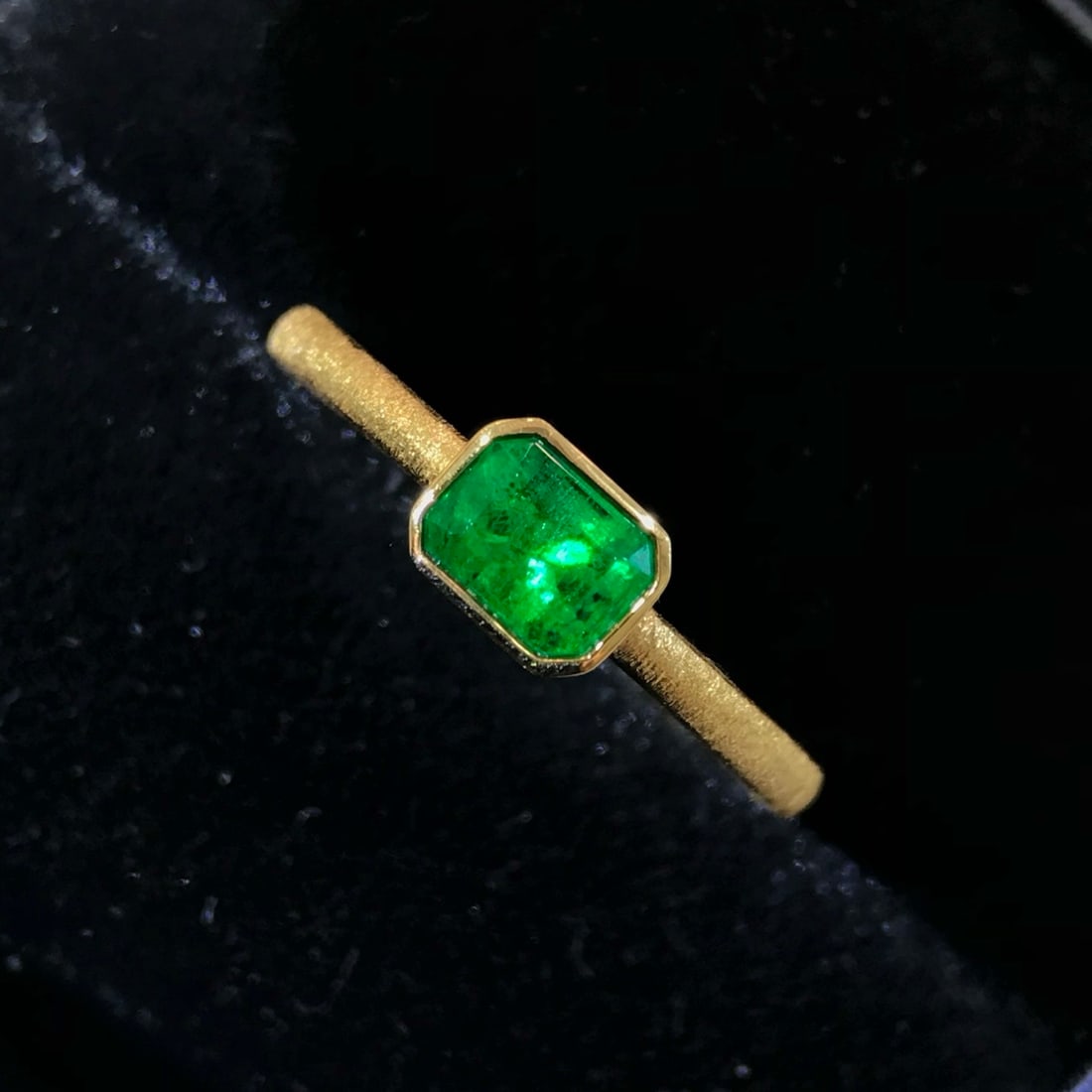 14k Gold 0.57 Ct Vivid Green Natural Emerald Ring - 5