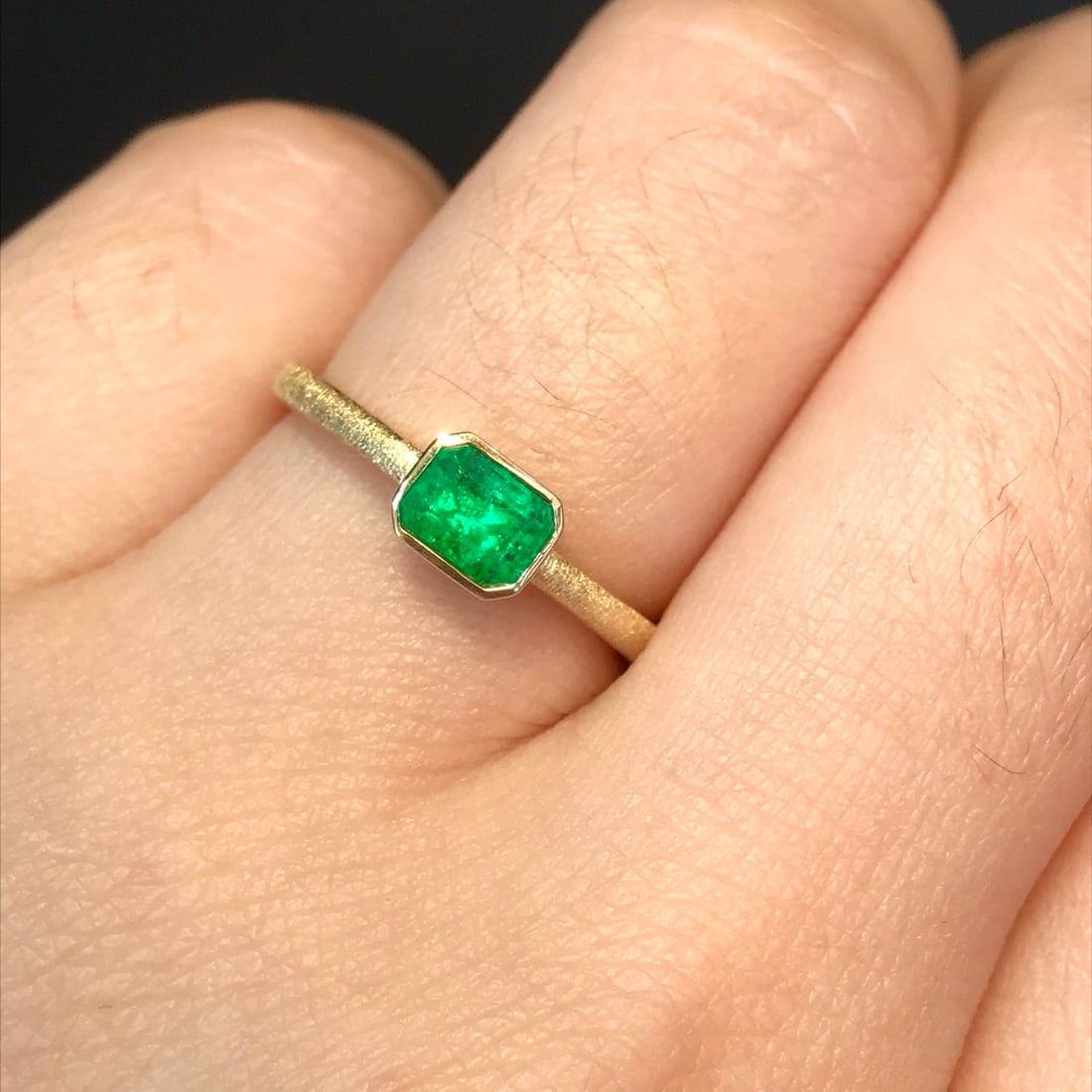 14k Gold 0.57 Ct Vivid Green Natural Emerald Ring - 6