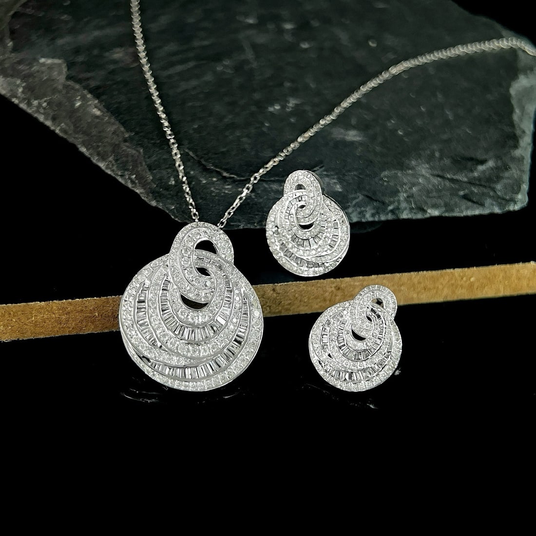 14k Gold 1.62 Ctw Natural H Diamond Jewelry Set: Ref:231094032 // gold content:14k gold // pendant(without chain) // main gemstone:diamond // shape:multiple // carat weight:0. 96ct // clarity grade:vs-si // color:h // treatment:natural // // earring