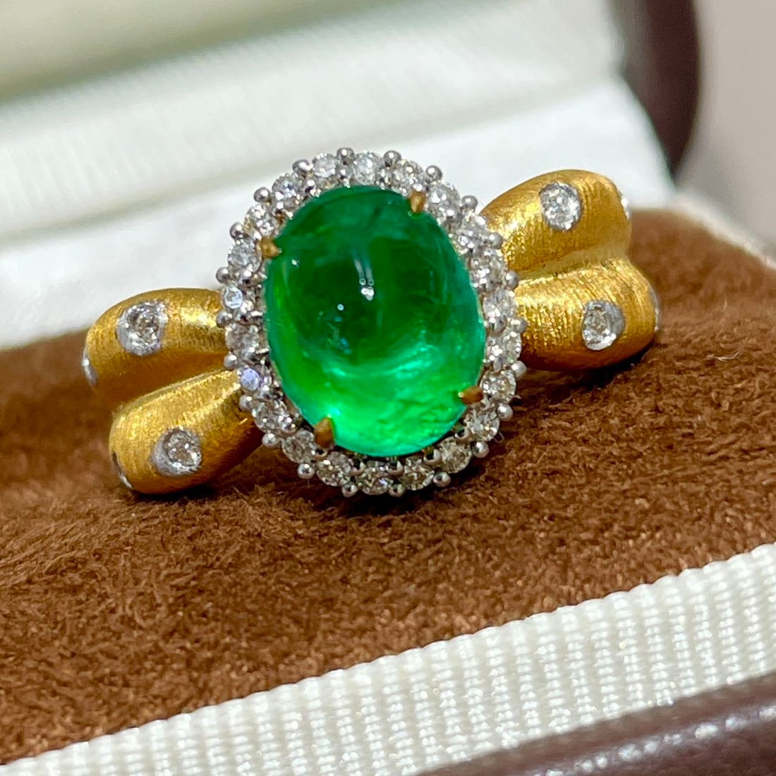 14k Gold 2.5 Ct Vivid Green Natural Emerald & Diamond Ring: Ref:231094033 // gold content:14k gold // ring size:7. 25us // // main gemstone:emerald // shape:oval // carat weight:2. 5ct // color:vivid green // treatment:natural // // adjacent gemstone 2 : diamo