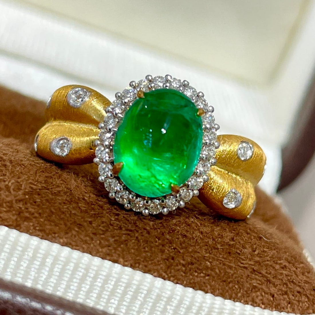 14k Gold 2.5 Ct Vivid Green Natural Emerald & Diamond Ring - 2