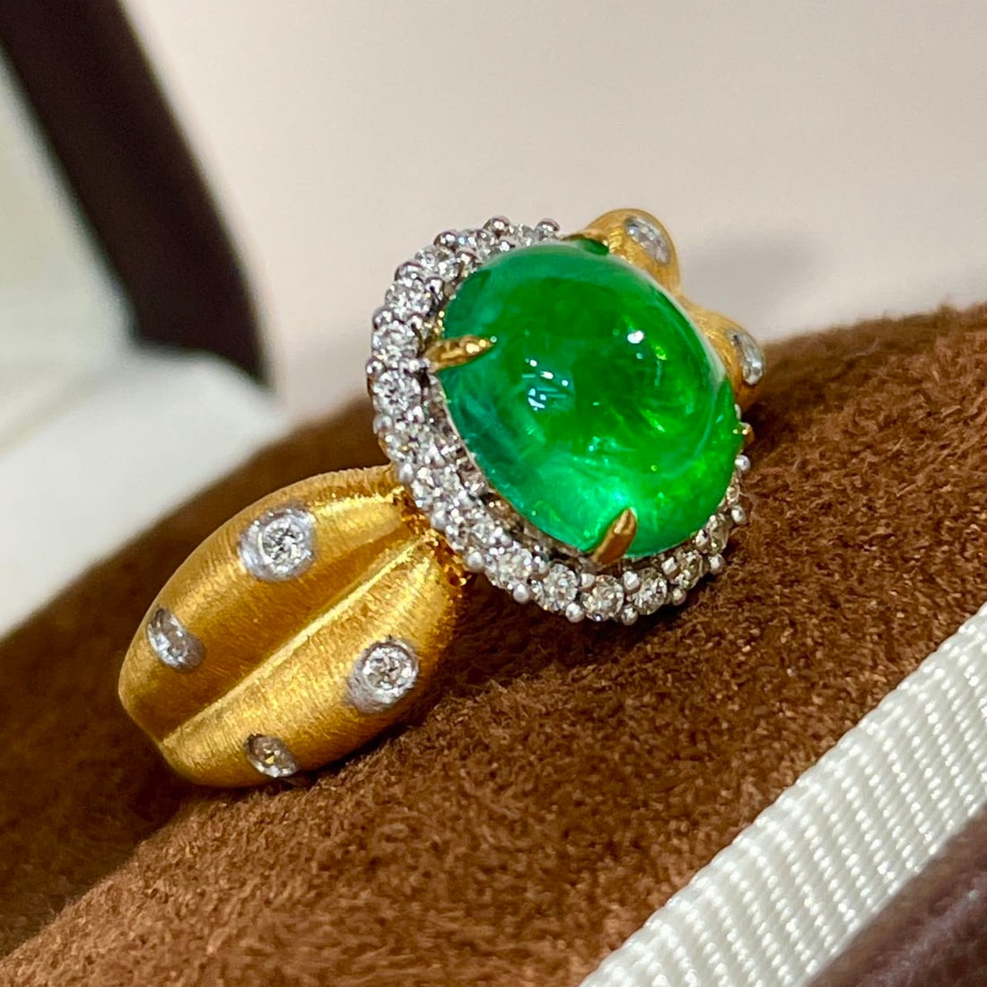 14k Gold 2.5 Ct Vivid Green Natural Emerald & Diamond Ring - 4