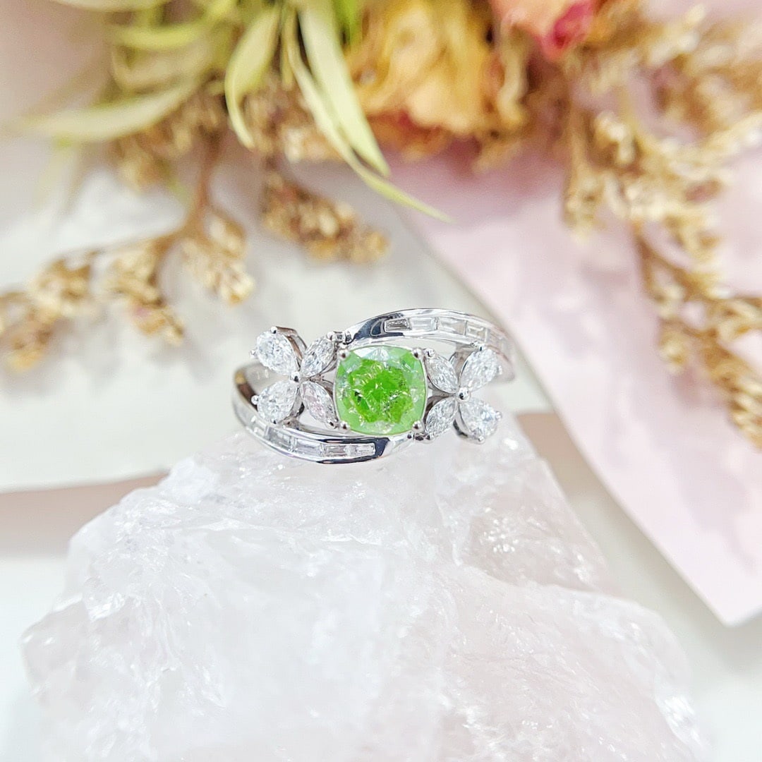 14k Gold 1.73 Ctw Natural Green Diamond & Diamond Ring: Ref:231094059 // gold content:14k gold // ring size:7. 25us // // main gemstone:green diamond // shape:cushion // carat weight:1. 01ct // color:green // treatment:natural // // adjacent gemstone 2 :