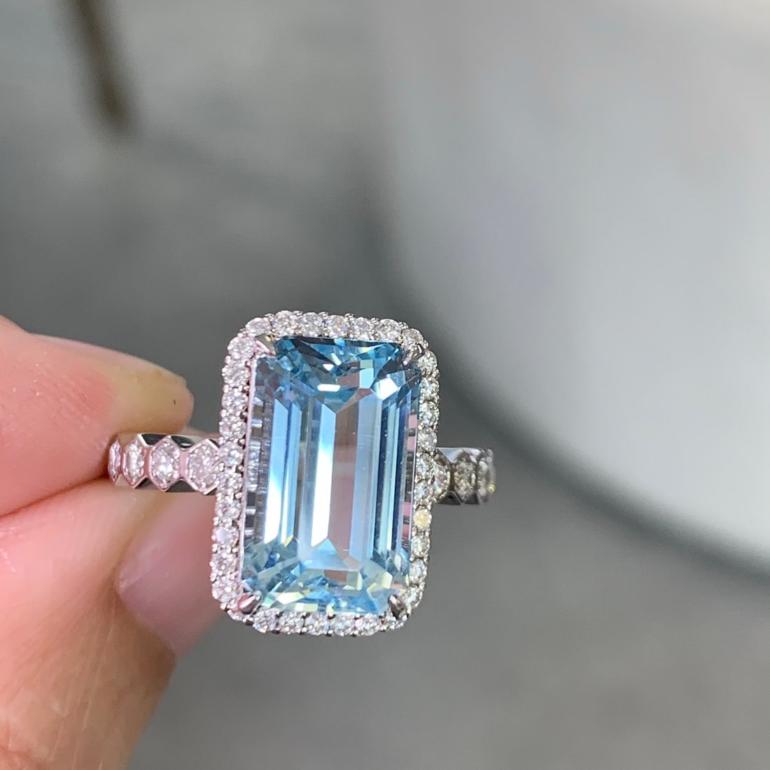 14k Gold 5.74 Ctw Natural Aquamarine & Diamond Ring: Ref:231094071 // gold content:14k gold // ring size:7. 25us // // main gemstone:aquamarine // shape:octagonal // carat weight:5. 25ct // color:santa maria color // treatment:natural // // adjacent gem