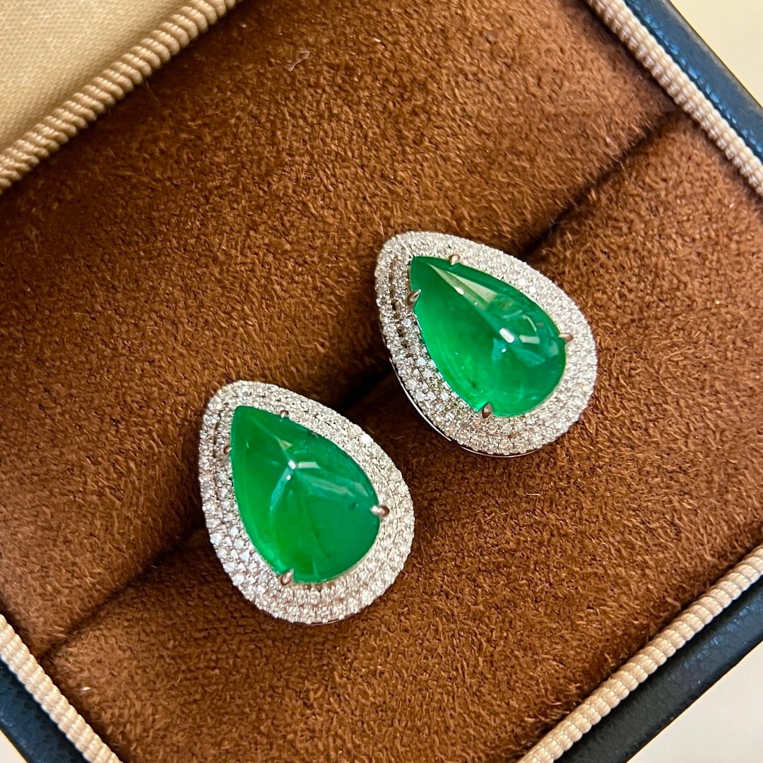 14k Gold 7.67 Ctw Vivid Green Natural Emerald & Diamond Earrings: Ref:231094073 // gold content:14k gold // main gemstone:emerald // shape:pear // carat weight:6. 98ct // color:vivid green // treatment:natural // // adjacent gemstone 2 : diamond // shape:round // ca