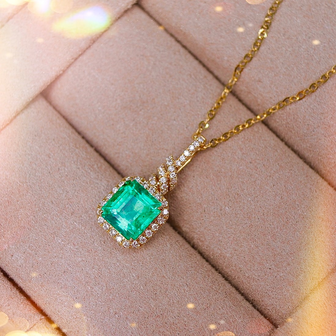 14k Gold 2.06 Ctw Vivid Green Natural Emerald & Diamond Necklace: Ref:231094076 // gold content:14k gold // main gemstone:emerald // shape:octagonal // carat weight:1. 85ct // color:vivid green // treatment:natural // // adjacent gemstone 2 : diamond // shape:round 