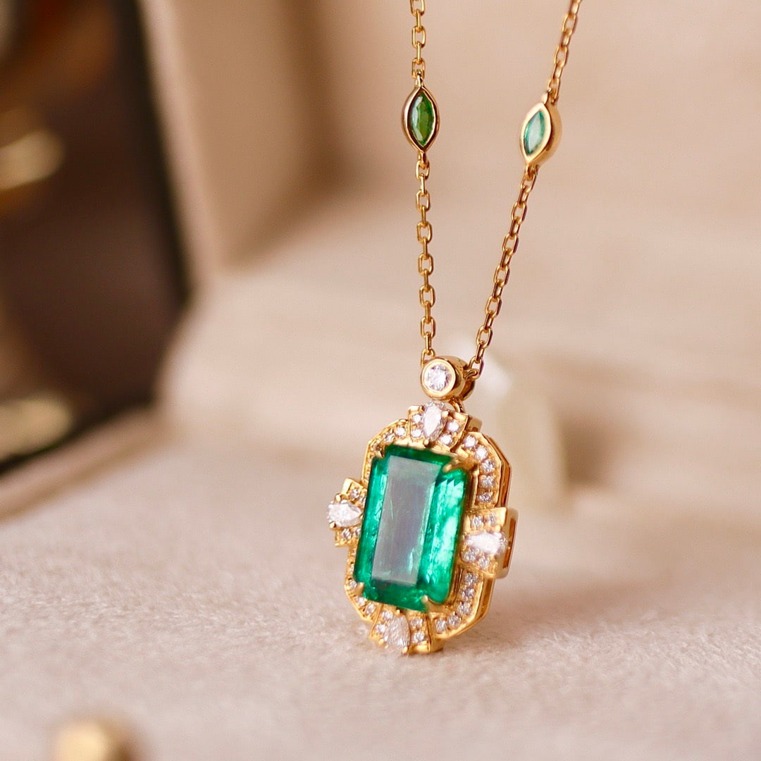 14k Gold 2.31 Ctw Vivid Green Natural Emerald & Diamond Necklace: Ref:231094077 // gold content:14k gold // main gemstone:emerald // shape:octagonal // carat weight:1. 96ct // color:vivid green // treatment:natural // // adjacent gemstone 2 : diamond // shape:round 