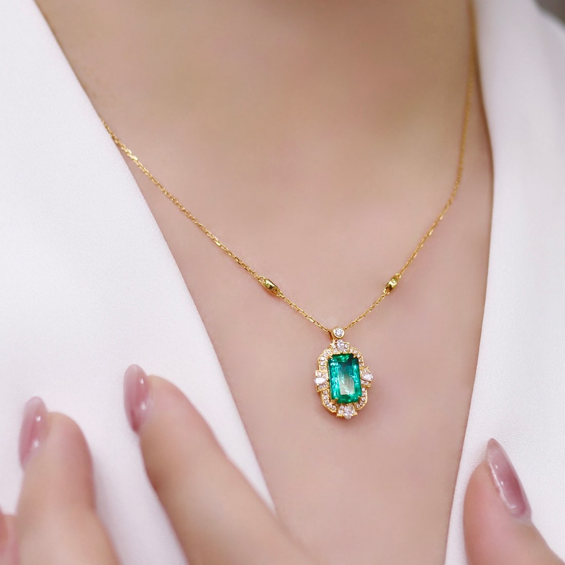 14k Gold 2.31 Ctw Vivid Green Natural Emerald & Diamond Necklace - 2