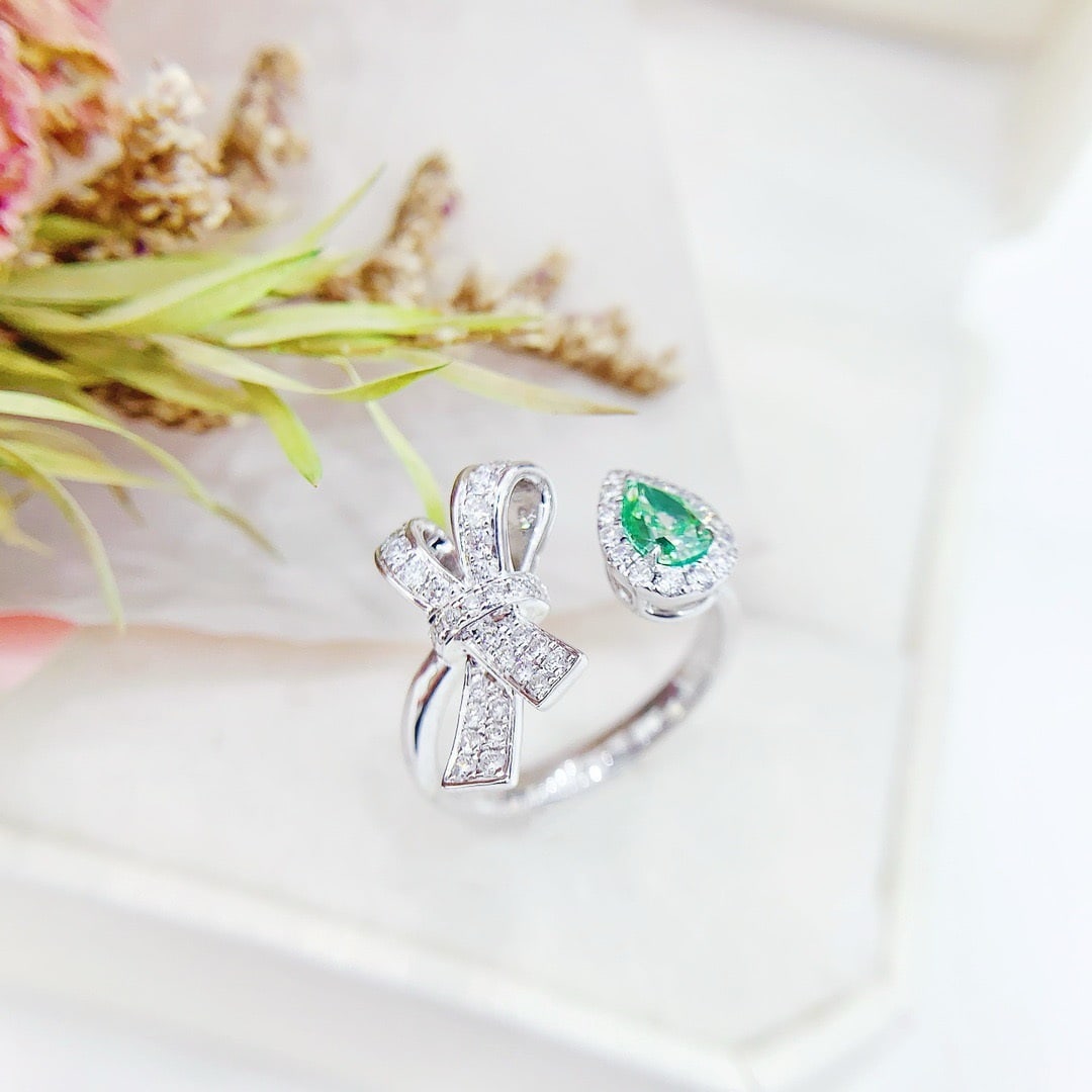 14k Gold 0.93 Ctw Natural Green Diamond & Diamond Ring: Ref:231094079 // gold content:14k gold // ring size:7. 25us // // main gemstone:green diamond // shape:pear // carat weight:0. 51ct // color:green // treatment:natural // // adjacent gemstone 2 : diam