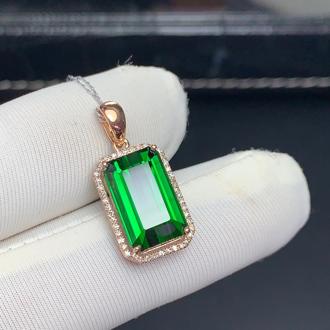 14k Gold 5.7 Ct Natural Tourmaline & Diamond Pendant( Without Chain ): Ref:231094082 // gold content:14k gold // main gemstone:tourmaline // shape:octagonal // carat weight:5. 7ct // color:green // treatment:natural // // adjacent gemstone 2 : diamond // shape:round //