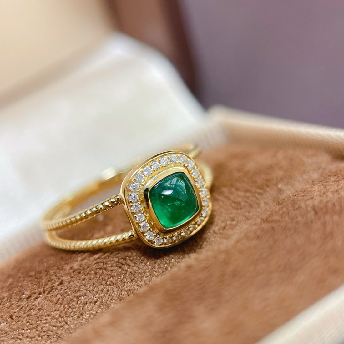 14k Gold 0.6 Ct Vivid Green Natural Emerald & Diamond Ring: Ref:231094083 // gold content:14k gold // ring size:7. 25us // // main gemstone:emerald // shape:sugar-loaf // carat weight:0. 6ct // color:vivid green // treatment:natural // // adjacent gemstone 2