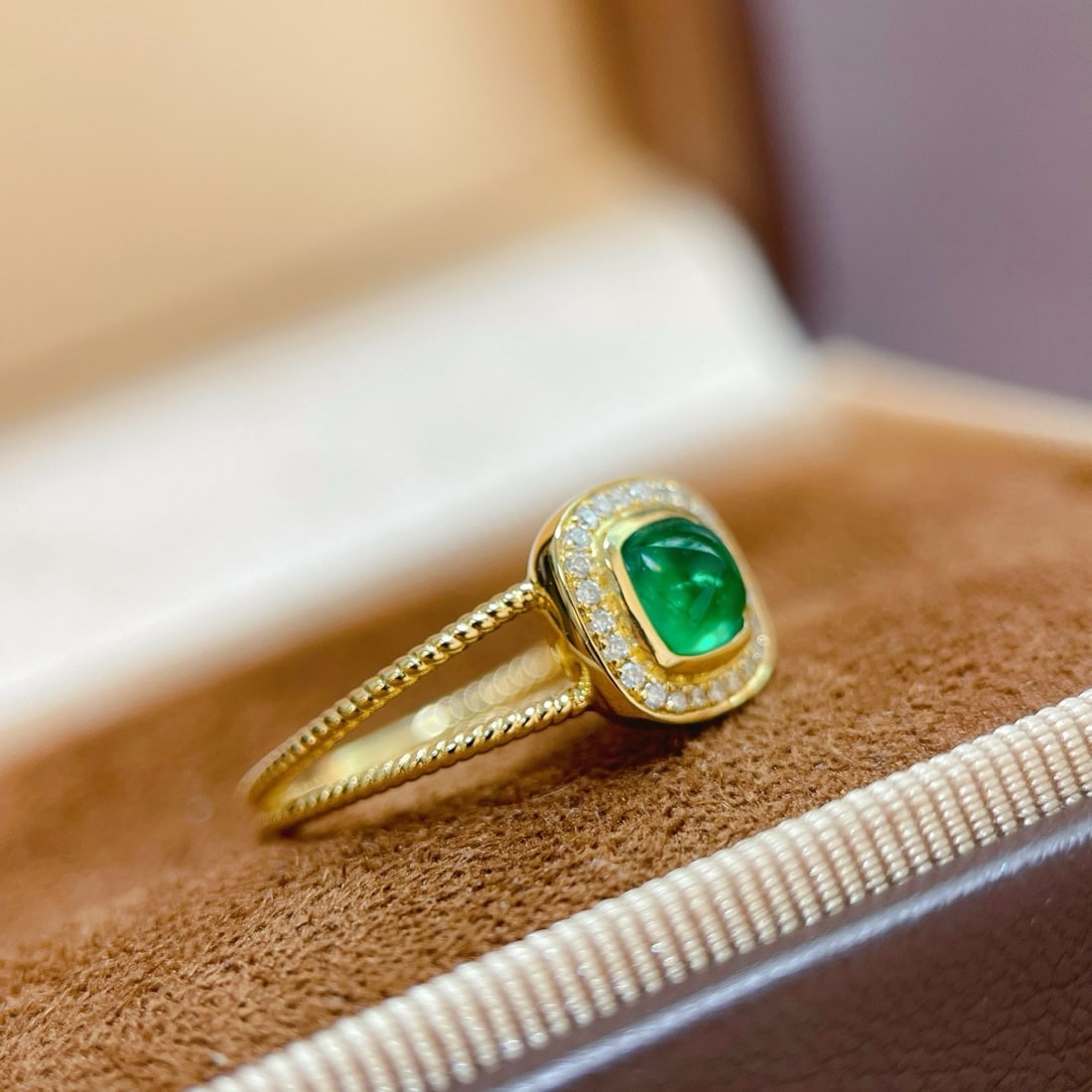 14k Gold 0.6 Ct Vivid Green Natural Emerald & Diamond Ring - 2
