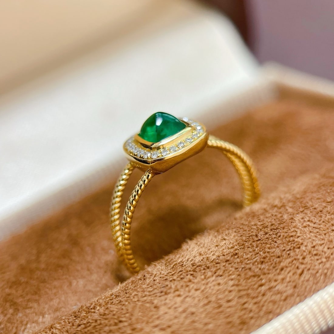 14k Gold 0.6 Ct Vivid Green Natural Emerald & Diamond Ring - 3