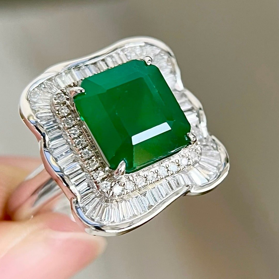 14k Gold 4.67 Ctw Vivid Green Natural Emerald & Diamond Ring - 2