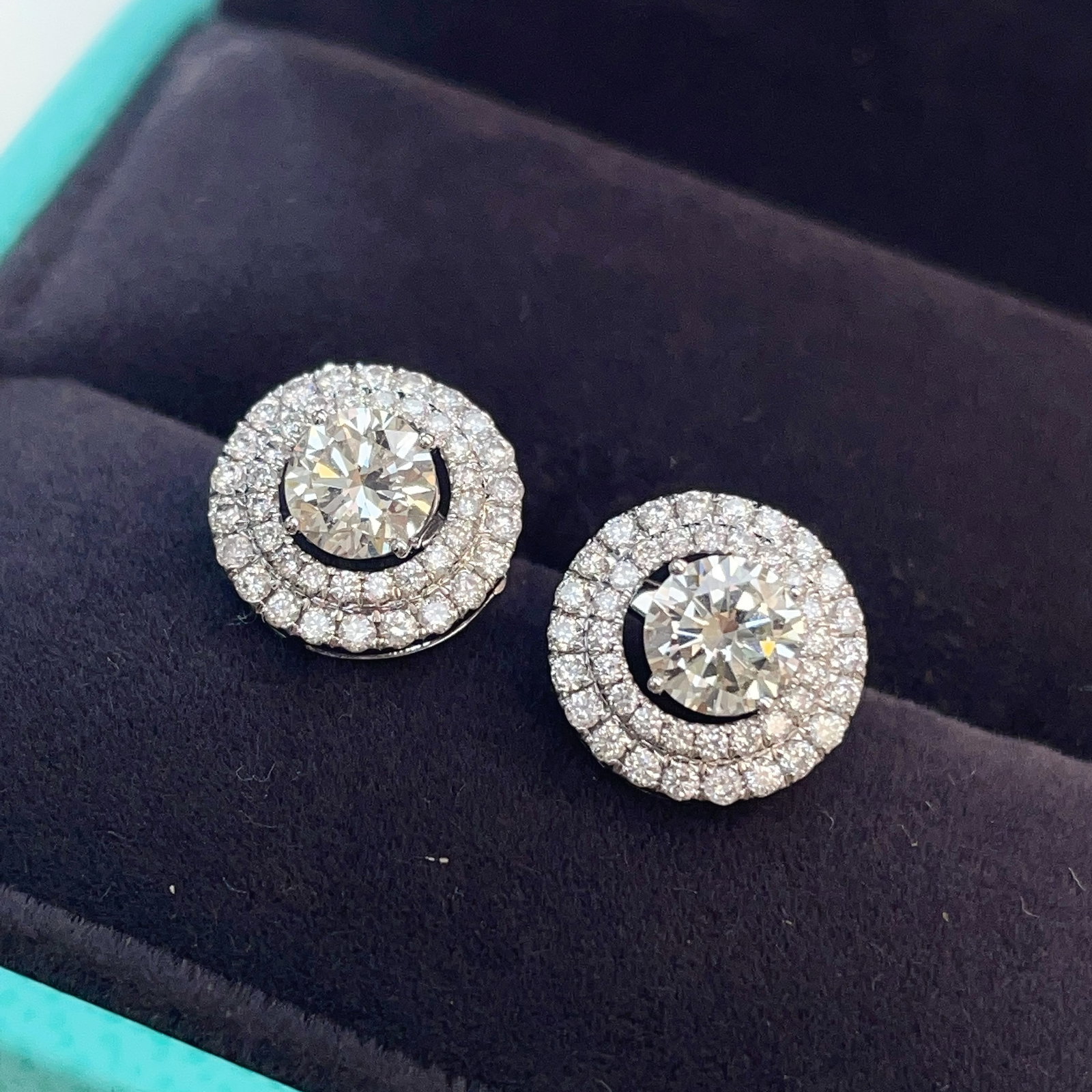 14k Gold 1.86 Ctw Natural H Diamond Earrings: Ref:231094097 // gold content:14k gold // main gemstone:diamond // shape:round // carat weight:1. 22ct // clarity grade:vs-si // color:h // treatment:natural // cut grade:g // // adjacent gemstone 2 :