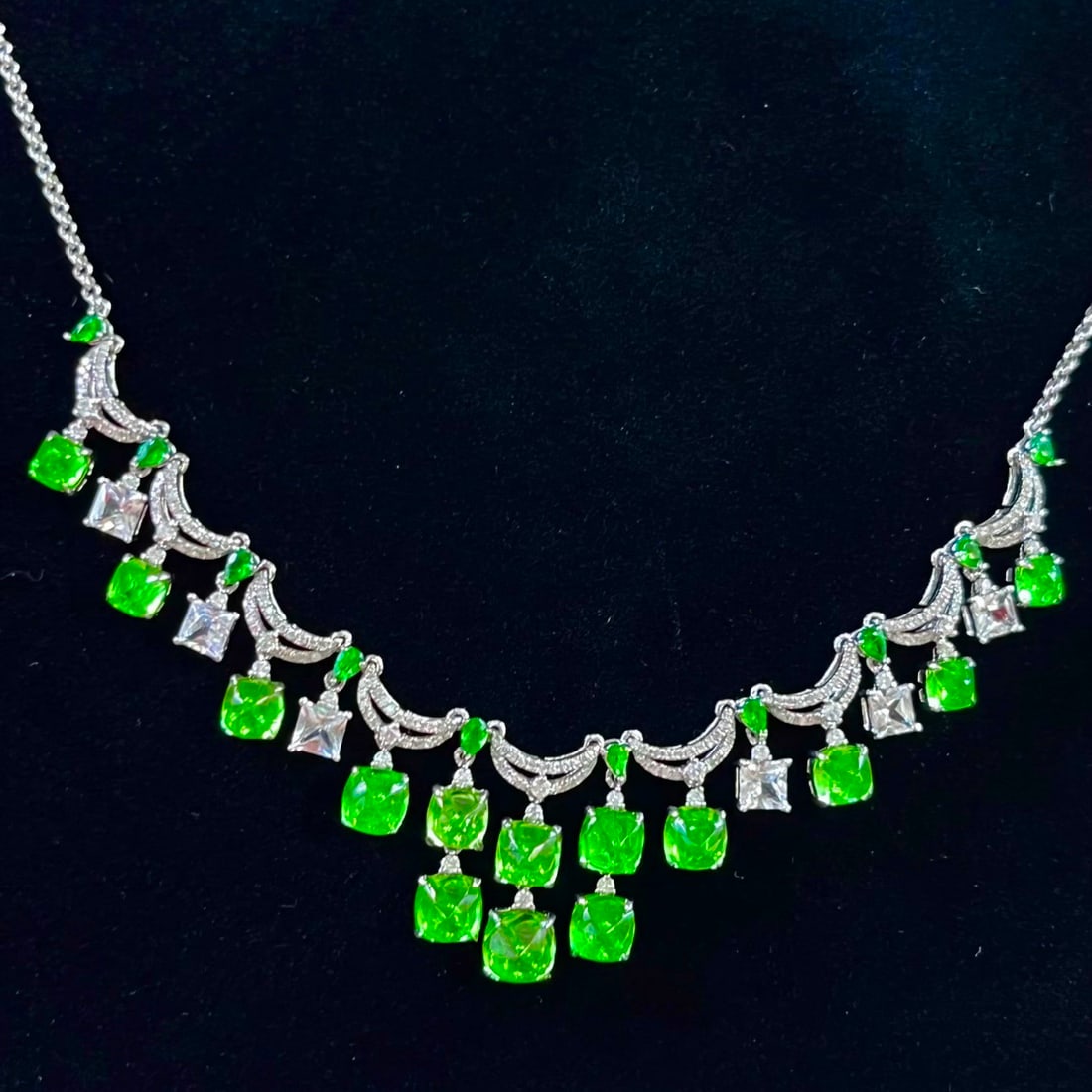 14k Gold 12.1 Ctw Natural Tsavorite & Sapphire Necklace: Ref:231094103 // gold content:14k gold // main gemstone:tsavorite // shape:sugar-loaf // carat weight:10ct // color:green // treatment:natural // // adjacent gemstone 2 : sapphire // shape:princess