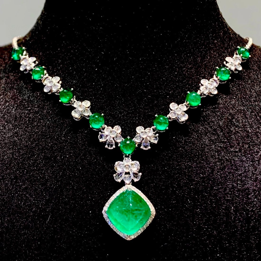 14k Gold 6.3 Ct Vivid Green Natural Emerald & Diamond Necklace: Ref:231094106 // gold content:14k gold // main gemstone:emerald // shape:sugar-loaf // carat weight:6. 3ct // color:vivid green // treatment:natural // // adjacent gemstone 2 : diamond // shape:round