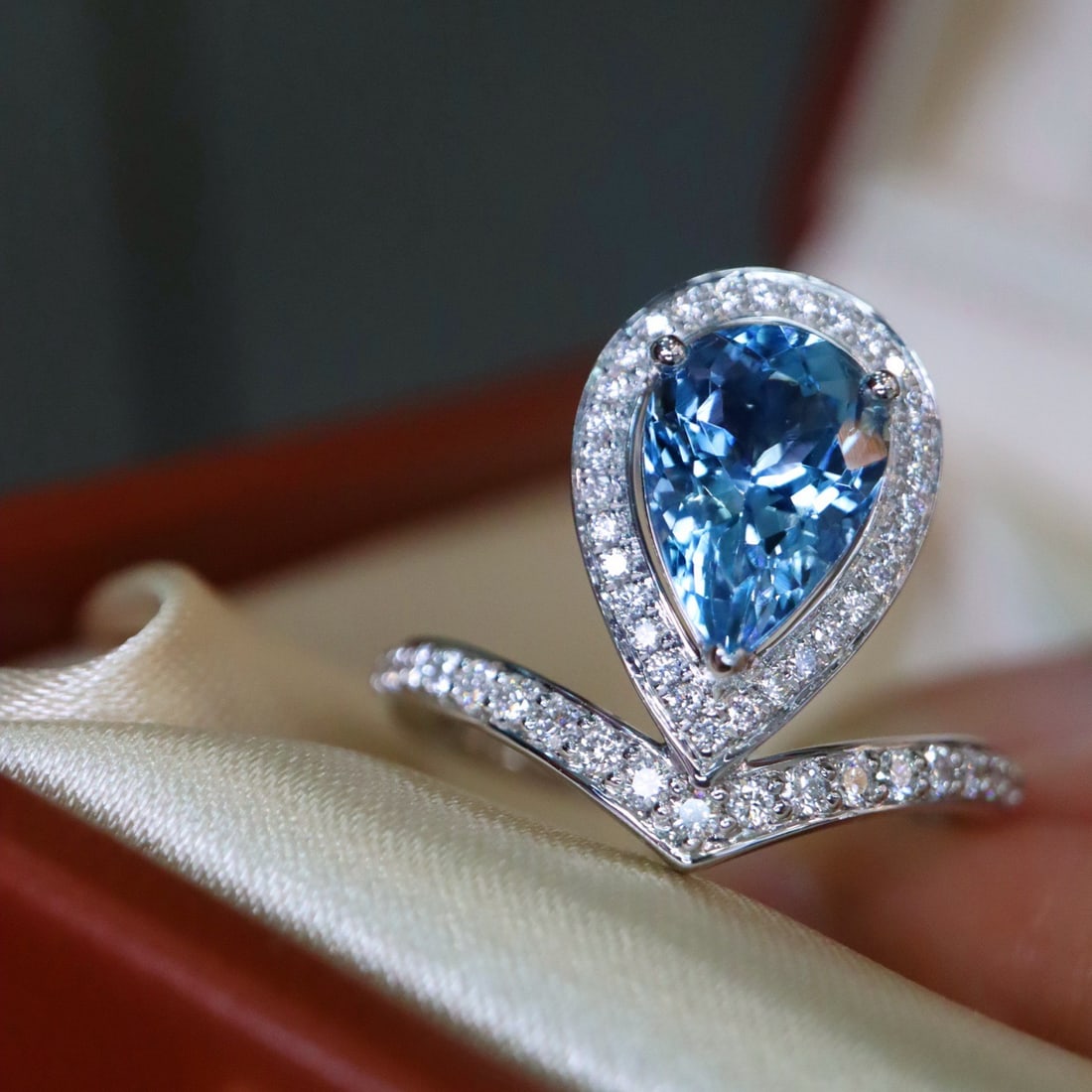 14k Gold 5.46 Ctw Natural Aquamarine & Diamond Ring: Ref:231094109 // gold content:14k gold // ring size:7. 25us // // main gemstone:aquamarine // shape:pear // carat weight:5. 07ct // color:santa maria color // treatment:natural // // adjacent gemstone