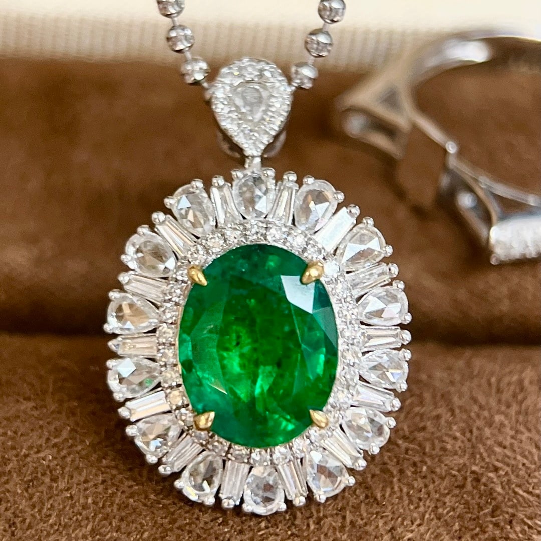 14k Gold 4.21 Ctw Vivid Green Natural Emerald & Diamond Pendant( Without Chain ): Ref:231094114 // gold content:14k gold // main gemstone:emerald // shape:oval // carat weight:3. 01ct // color:vivid green // treatment:natural // // adjacent gemstone 2 : diamond // shape:multiple //