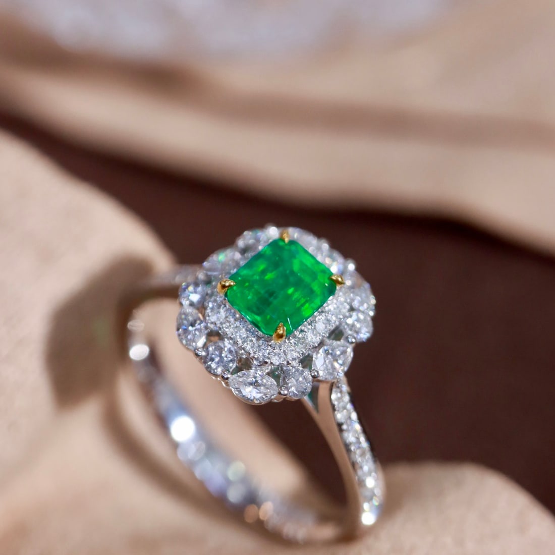 14k Gold 0.93 Ctw Vivid Green Natural Emerald & Diamond Ring - 2