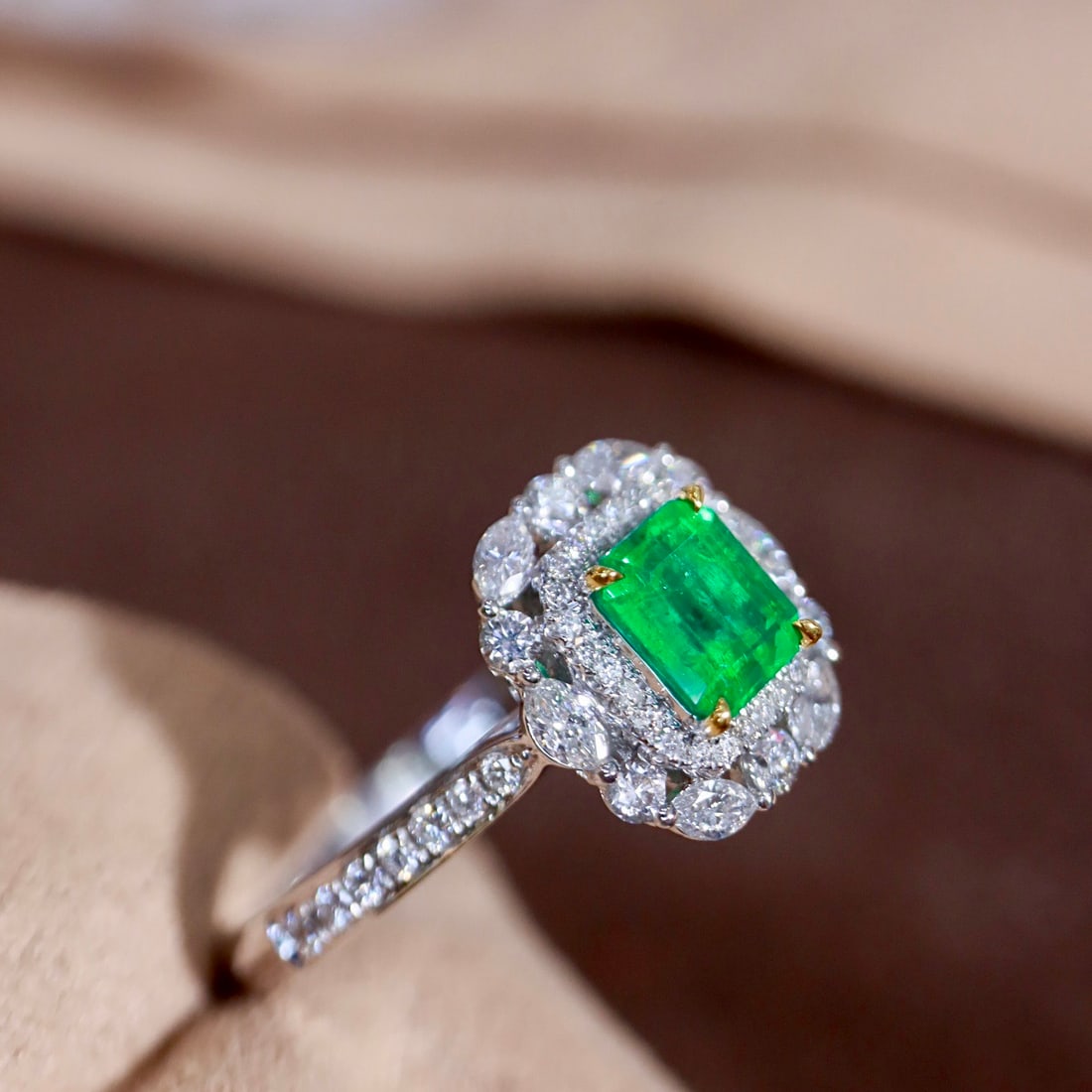 14k Gold 0.93 Ctw Vivid Green Natural Emerald & Diamond Ring - 3