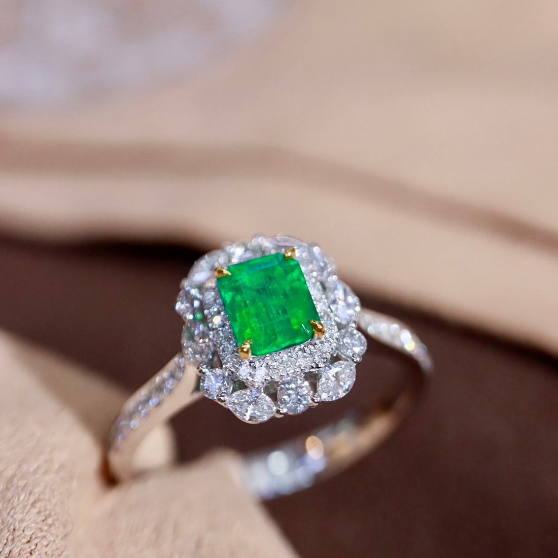 14k Gold 0.93 Ctw Vivid Green Natural Emerald & Diamond Ring - 4