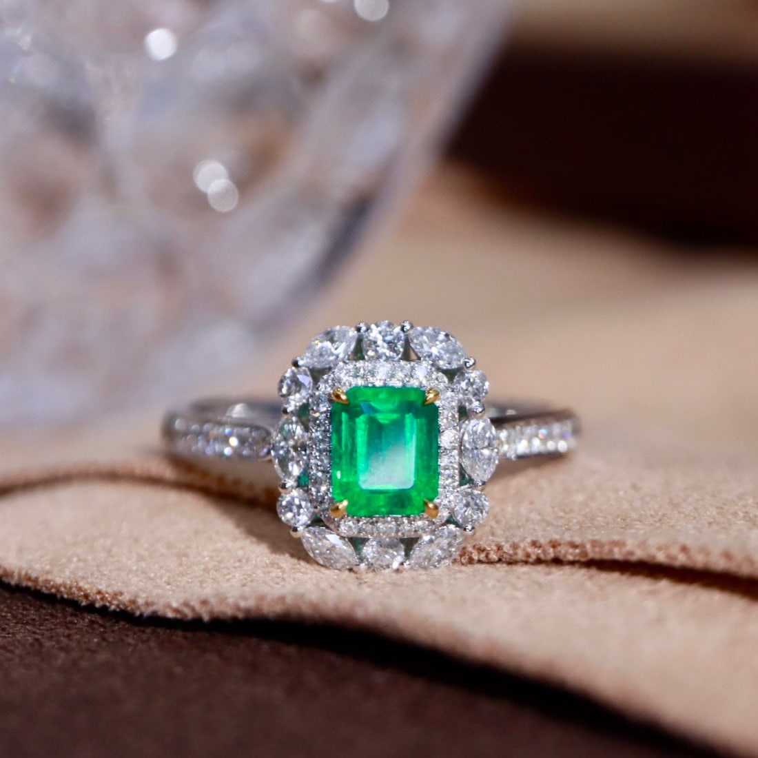 14k Gold 0.93 Ctw Vivid Green Natural Emerald & Diamond Ring - 5