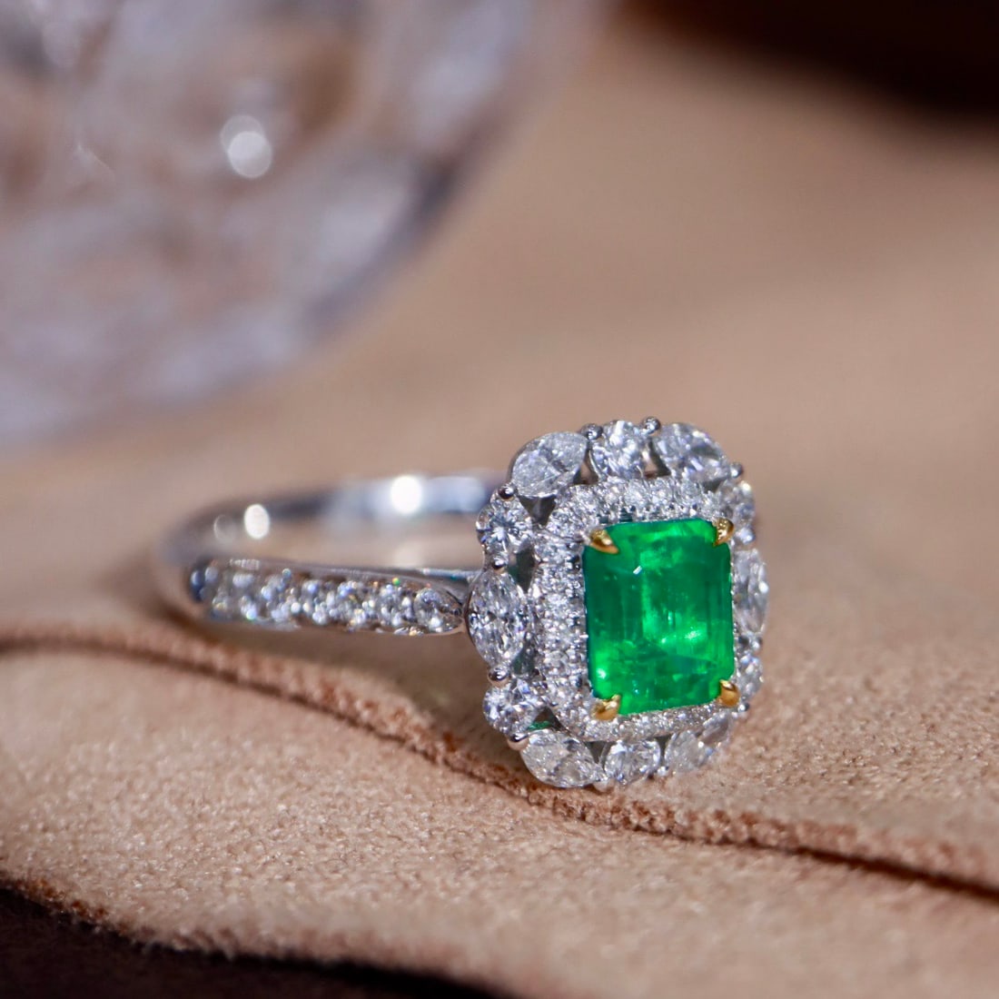 14k Gold 0.93 Ctw Vivid Green Natural Emerald & Diamond Ring - 6