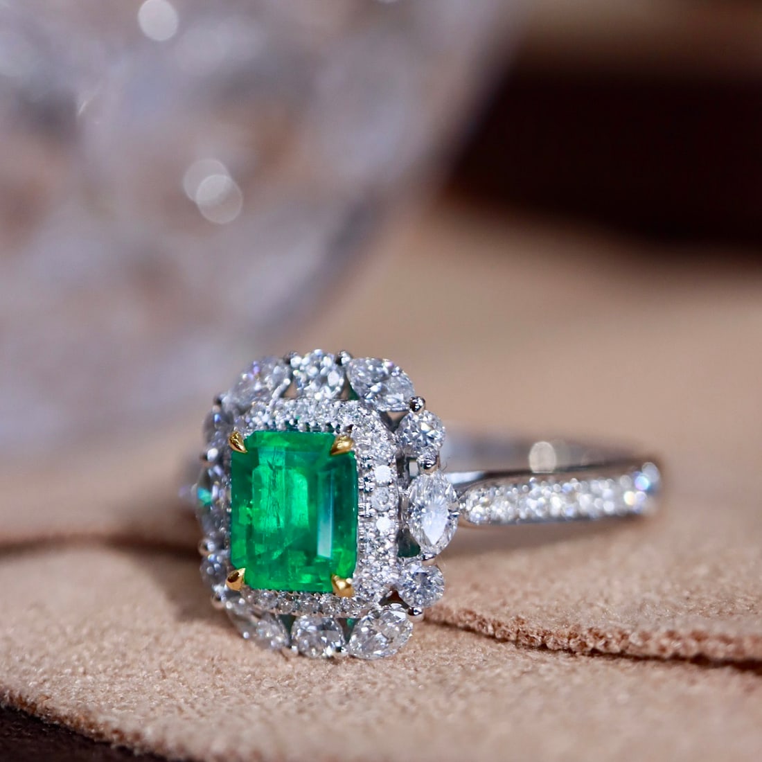 14k Gold 0.93 Ctw Vivid Green Natural Emerald & Diamond Ring - 7