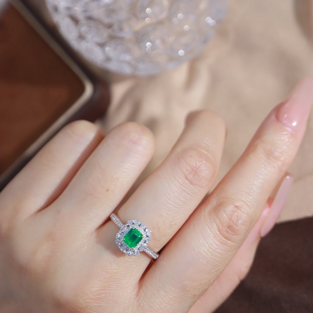 14k Gold 0.93 Ctw Vivid Green Natural Emerald & Diamond Ring - 8