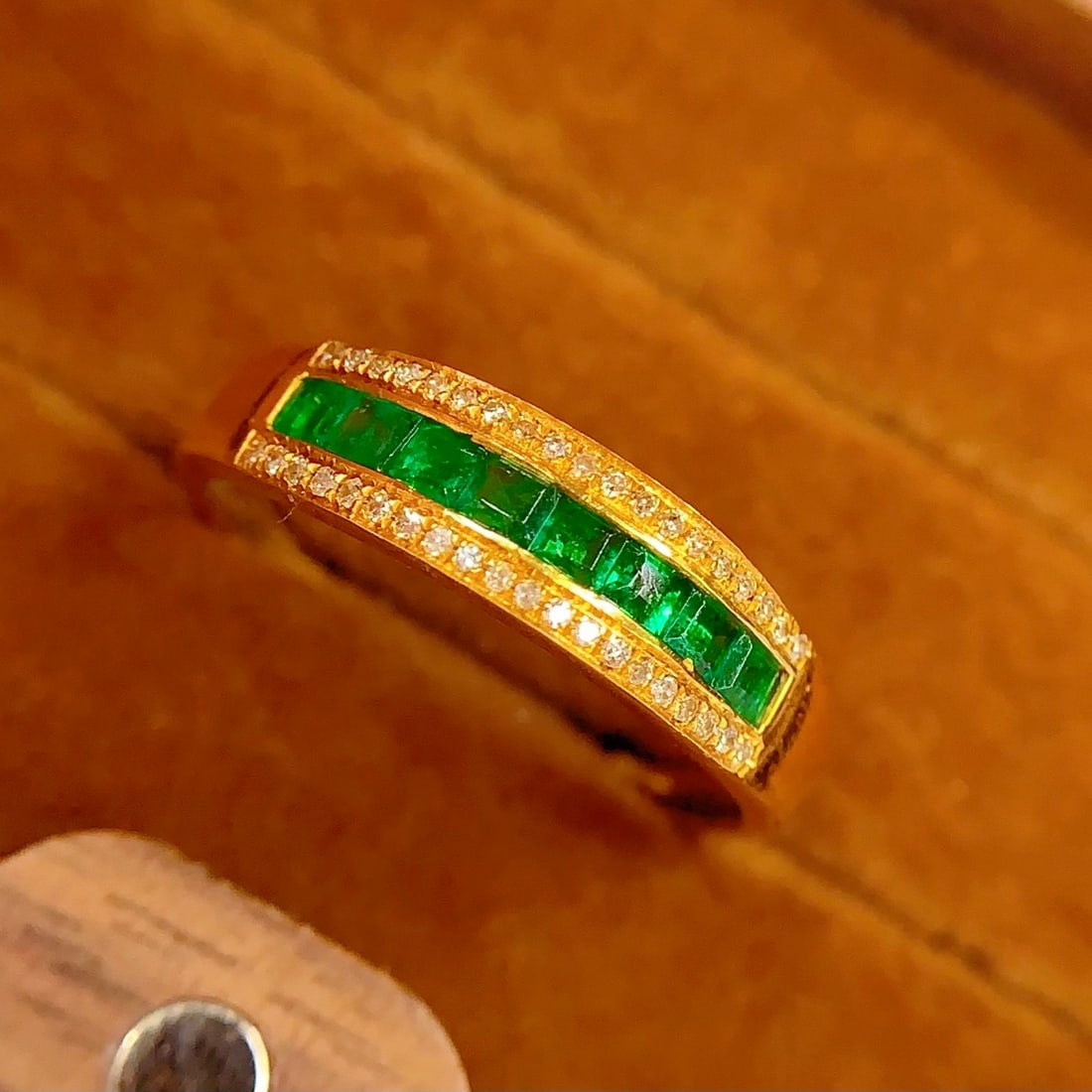 14k Gold 0.8 Ct Vivid Green Natural Emerald & Diamond Ring - 4