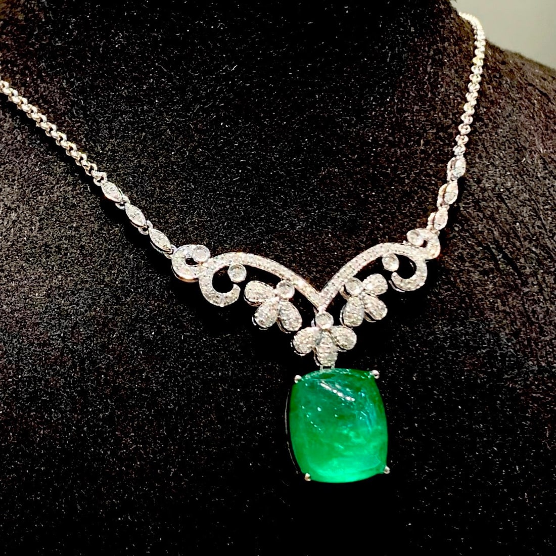 14k Gold 6.56 Ct Vivid Green Natural Emerald & Diamond Necklace - 2