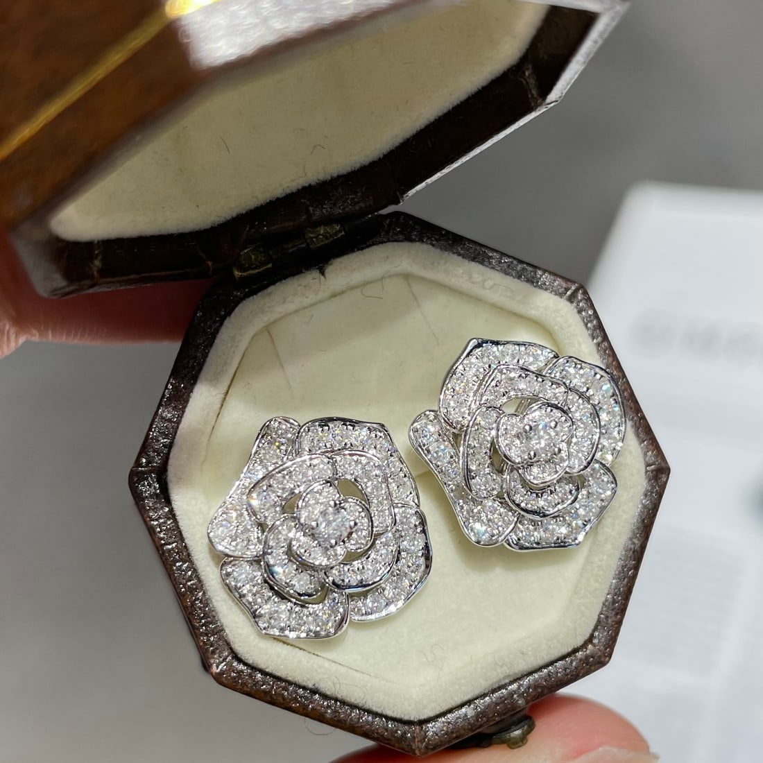 14k Gold 0.8 Ct Natural H Diamond & Flowers Earrings: Ref:231094155 // gold content:14k gold // main gemstone:diamond // shape:round // carat weight:0. 8ct // clarity grade:vs-si // color:h // treatment:natural // cut grade:g // Condition: New Low