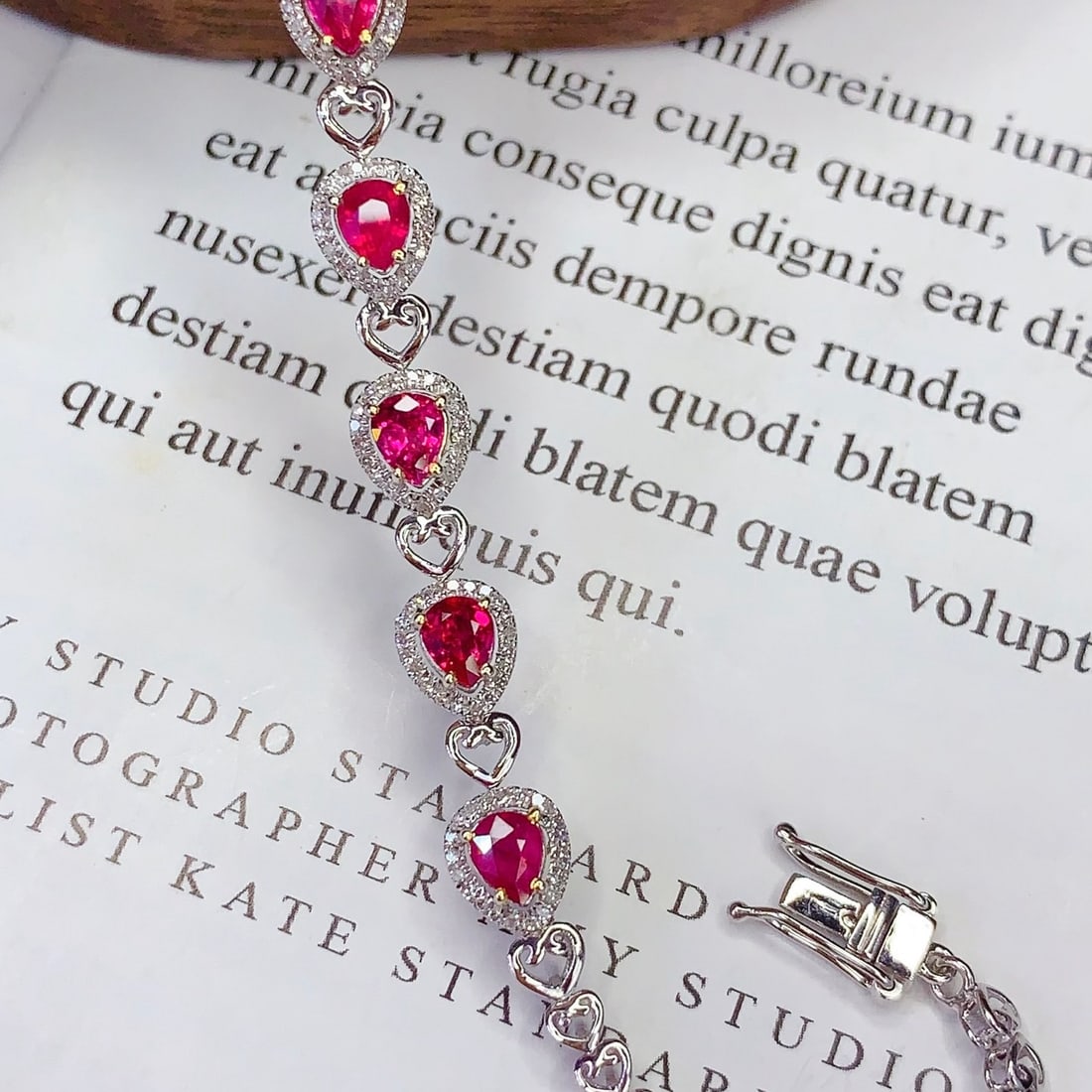 14k Gold 2.6 Ct Natural Ruby & Diamond Bracelet: Ref:231094166 // gold content:14k gold // main gemstone:ruby // shape:pear // carat weight:2. 6ct // color:red // treatment:natural // // adjacent gemstone 2 : diamond // number of stones:147 // shape
