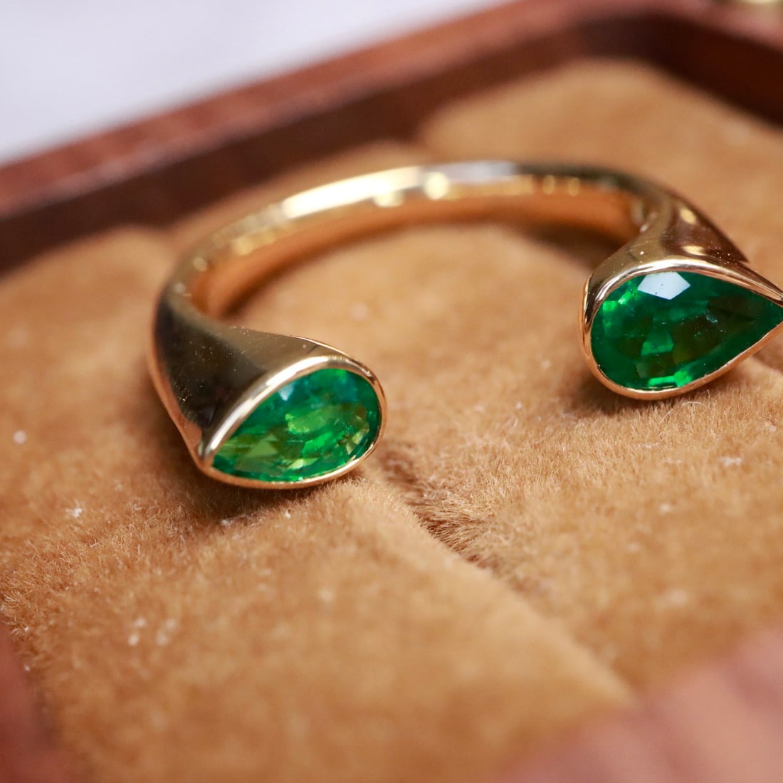 14k Gold 0.82 Ct Vivid Green Natural Emerald Ring: Ref:231094170 // gold content:14k gold // ring size:7. 25us // // main gemstone:emerald // shape:pear // carat weight:0. 82ct // color:vivid green // treatment:natural // Condition: New Low Estimate: