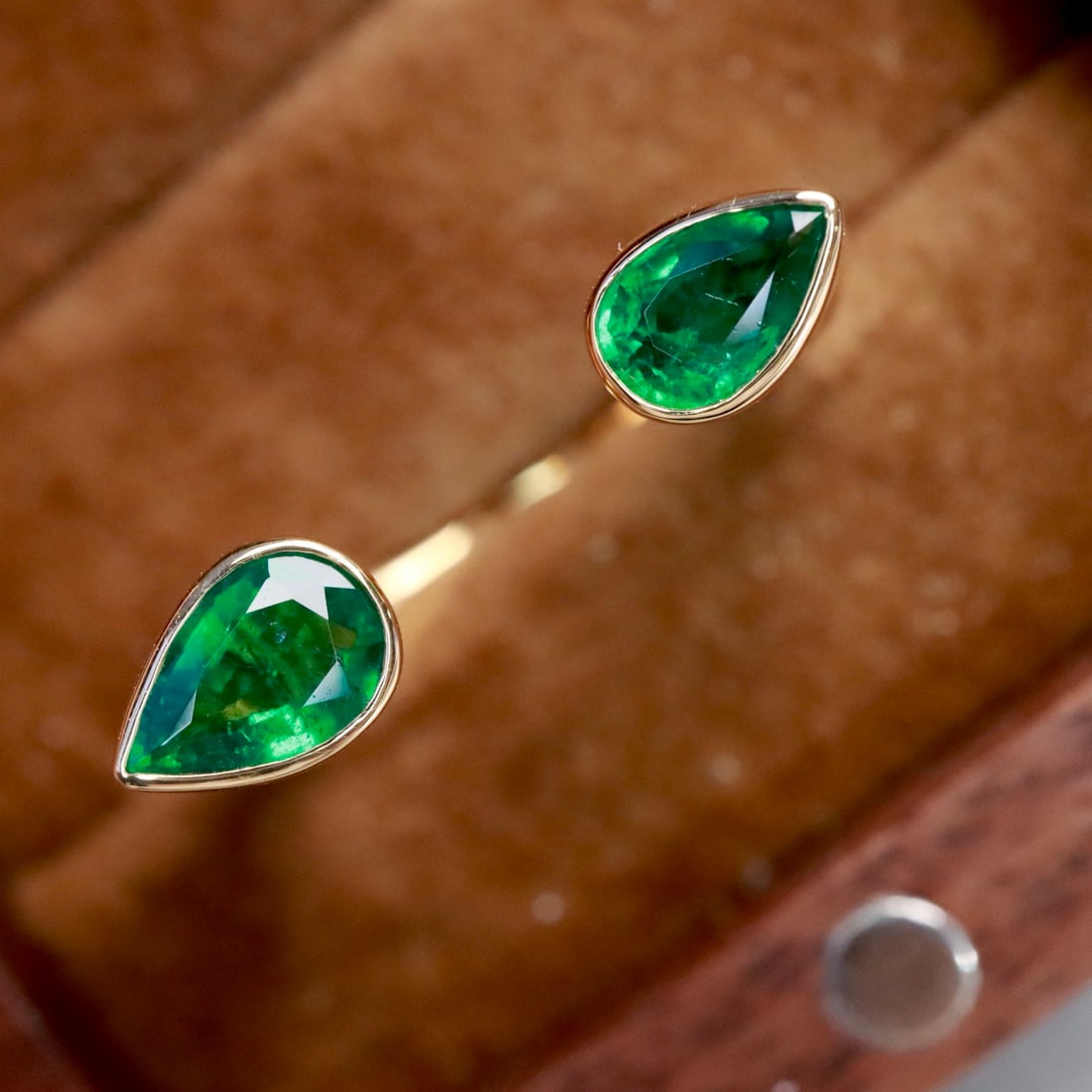 14k Gold 0.82 Ct Vivid Green Natural Emerald Ring - 2
