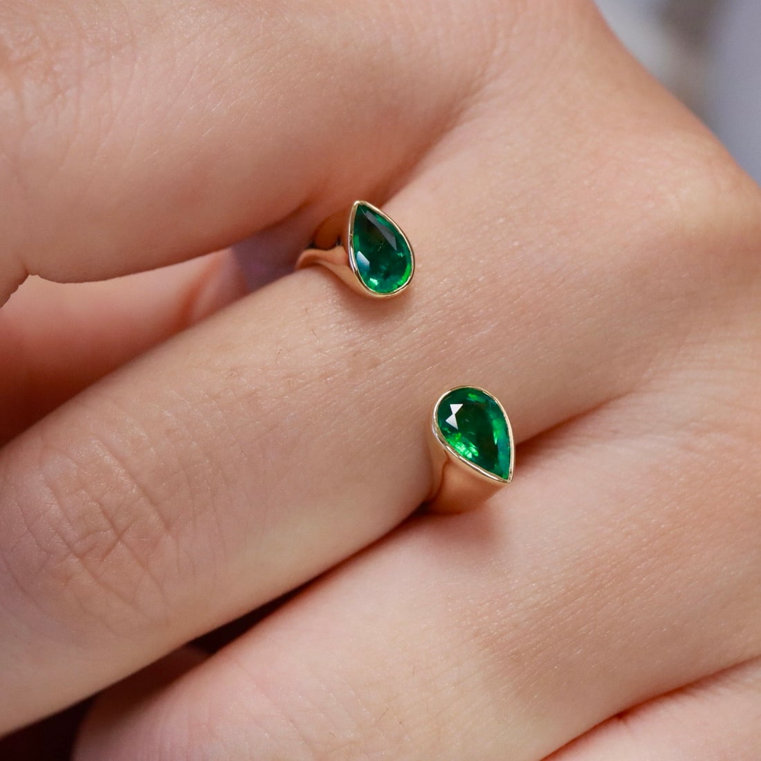 14k Gold 0.82 Ct Vivid Green Natural Emerald Ring - 3
