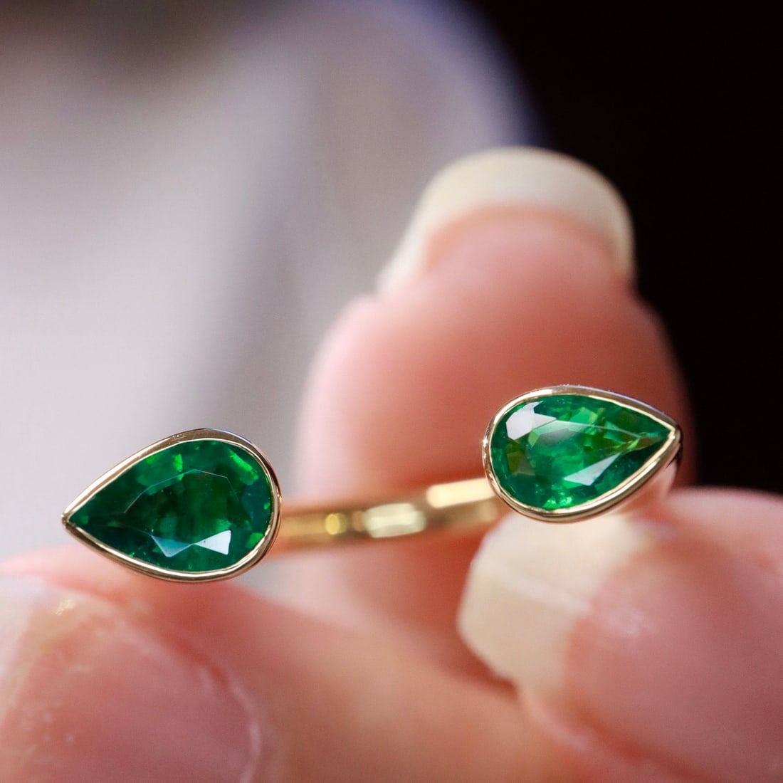 14k Gold 0.82 Ct Vivid Green Natural Emerald Ring - 4