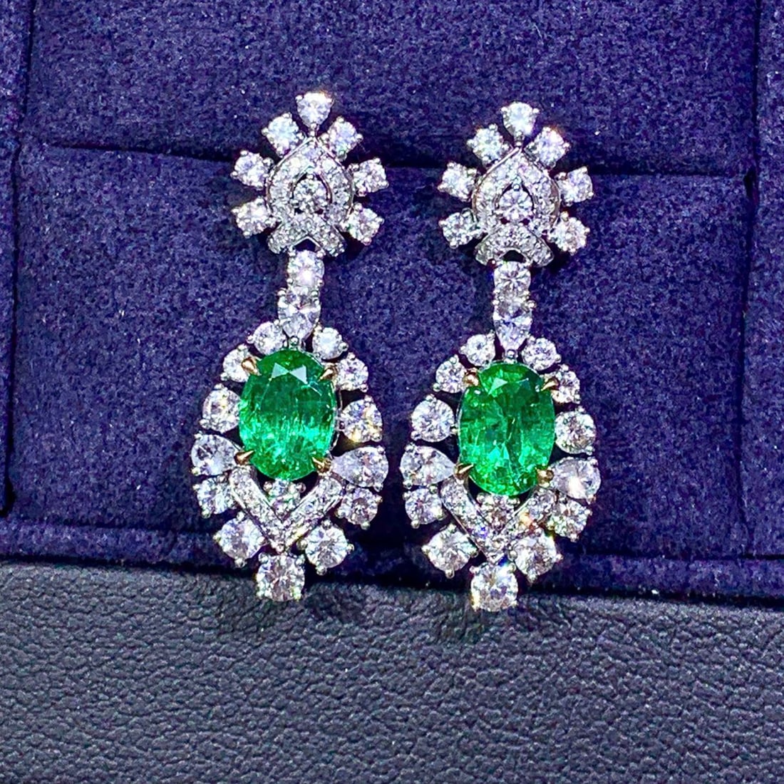 14k Gold 1.64 Ctw Vivid Green Natural Emerald & Diamond Earrings: Ref:231094175 // gold content:14k gold // main gemstone:emerald // shape:oval // carat weight:1. 54ct // color:vivid green // treatment:natural // // adjacent gemstone 2 : diamond // number of stones:
