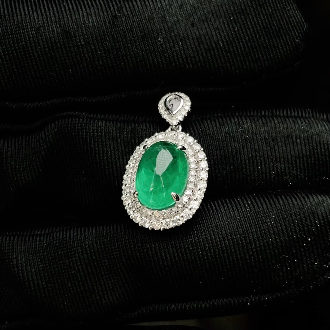 14k Gold 3.0 Ct Natural Emerald & Diamond & Sapphire Pendant( Without Chain ): Ref:231094190 // gold content:14k gold // main gemstone:emerald // shape:oval // carat weight:3. 0ct // color:green // treatment:natural // // adjacent gemstone 2 : diamond // number of stones:68 //