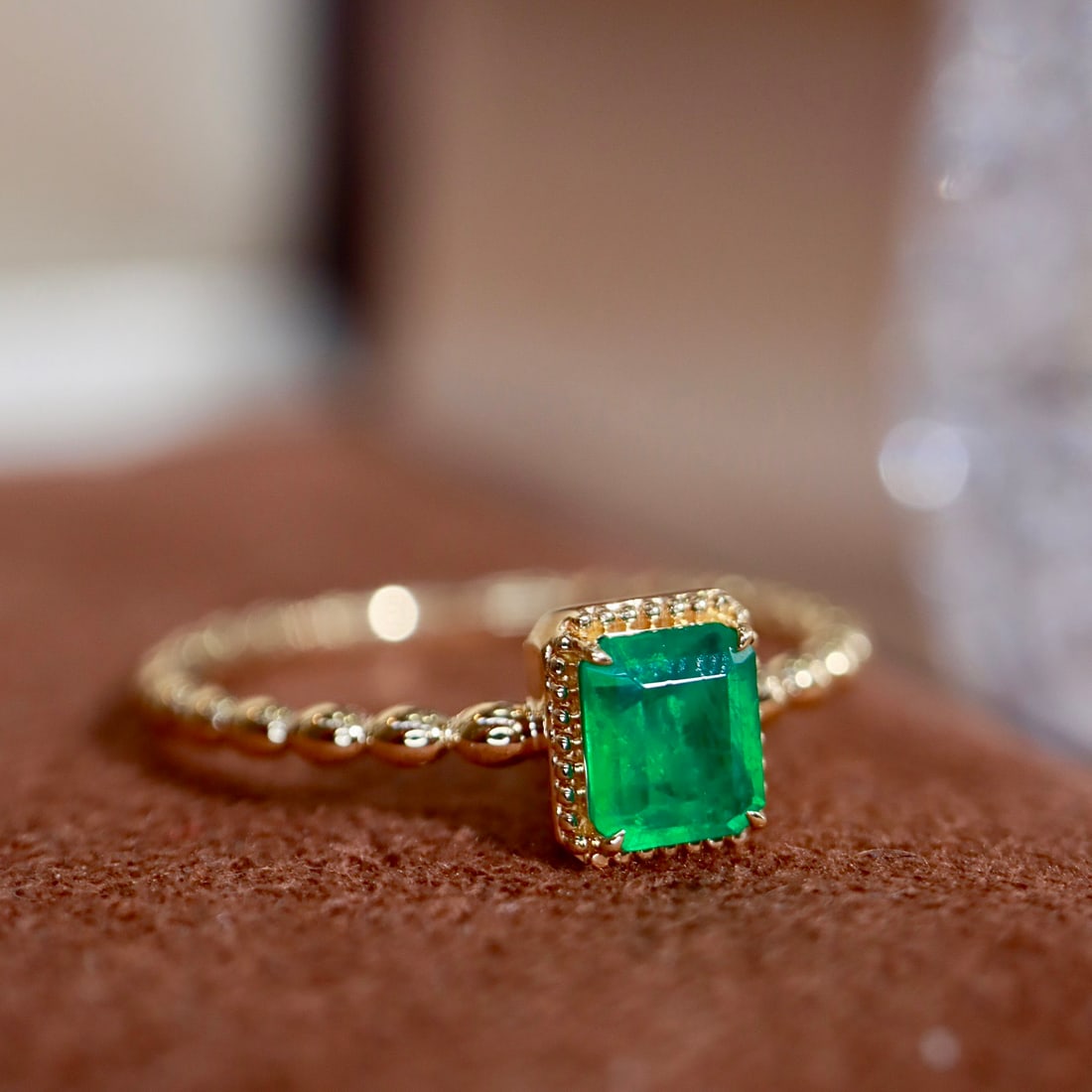 14k Gold 0.39 Ct Vivid Green Natural Emerald Ring - 2