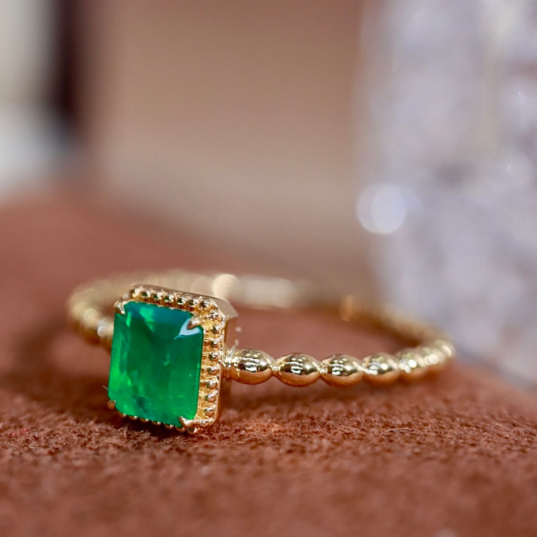 14k Gold 0.39 Ct Vivid Green Natural Emerald Ring - 3