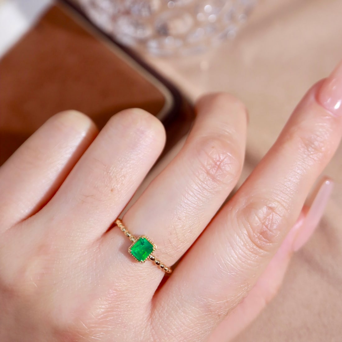 14k Gold 0.39 Ct Vivid Green Natural Emerald Ring - 4