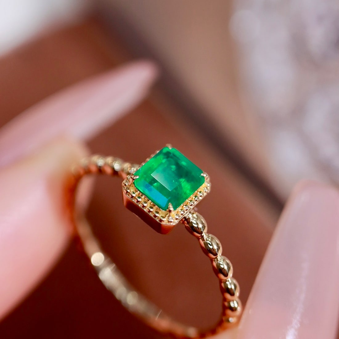 14k Gold 0.39 Ct Vivid Green Natural Emerald Ring - 6