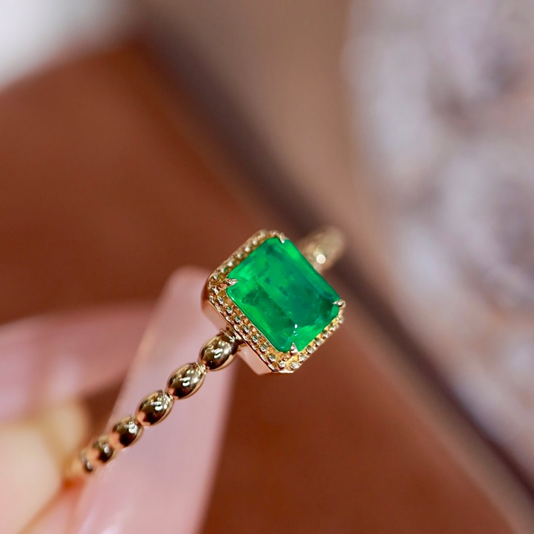 14k Gold 0.39 Ct Vivid Green Natural Emerald Ring - 8