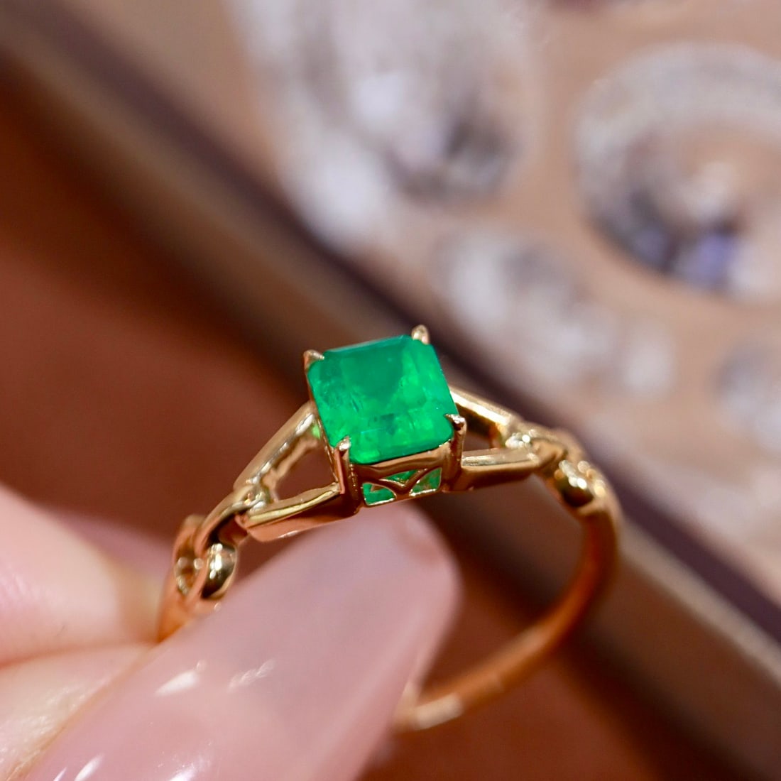 14k Gold 0.66 Ct Natural Emerald Ring - 8