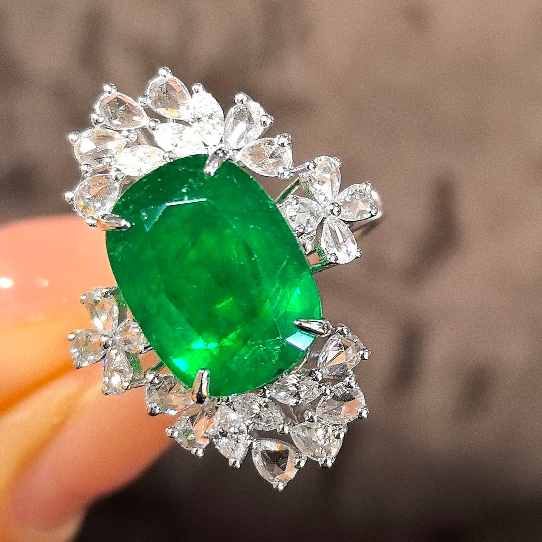 14k Gold 6.10 Ctw Vivid Green Natural Emerald & Diamond Ring: Ref:231094206 // gold content:14k gold // ring size:7. 25us // // main gemstone:emerald // shape:cushion // carat weight:4. 89ct // color:vivid green // treatment:natural // // adjacent gemstone 2 : d